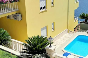Apartments villa Mira / Omis image