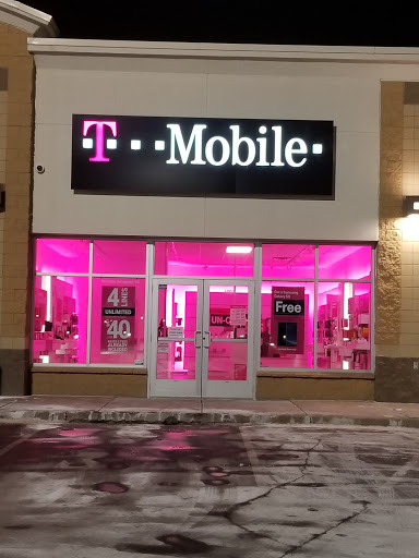 Cell Phone Store «T-Mobile», reviews and photos, 2009 W Broadway Ave #100a, Forest Lake, MN 55025, USA