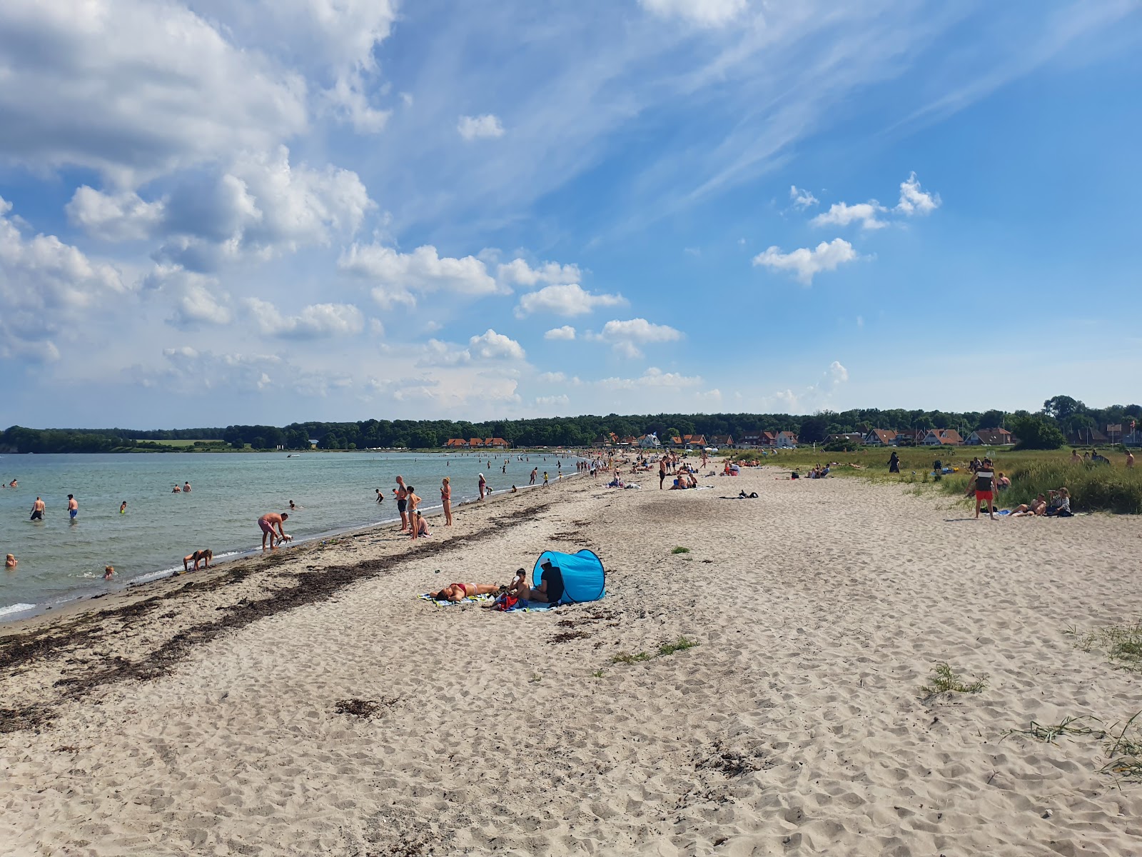 Kerteminde Beach的照片 带有轻质沙和卵石表面