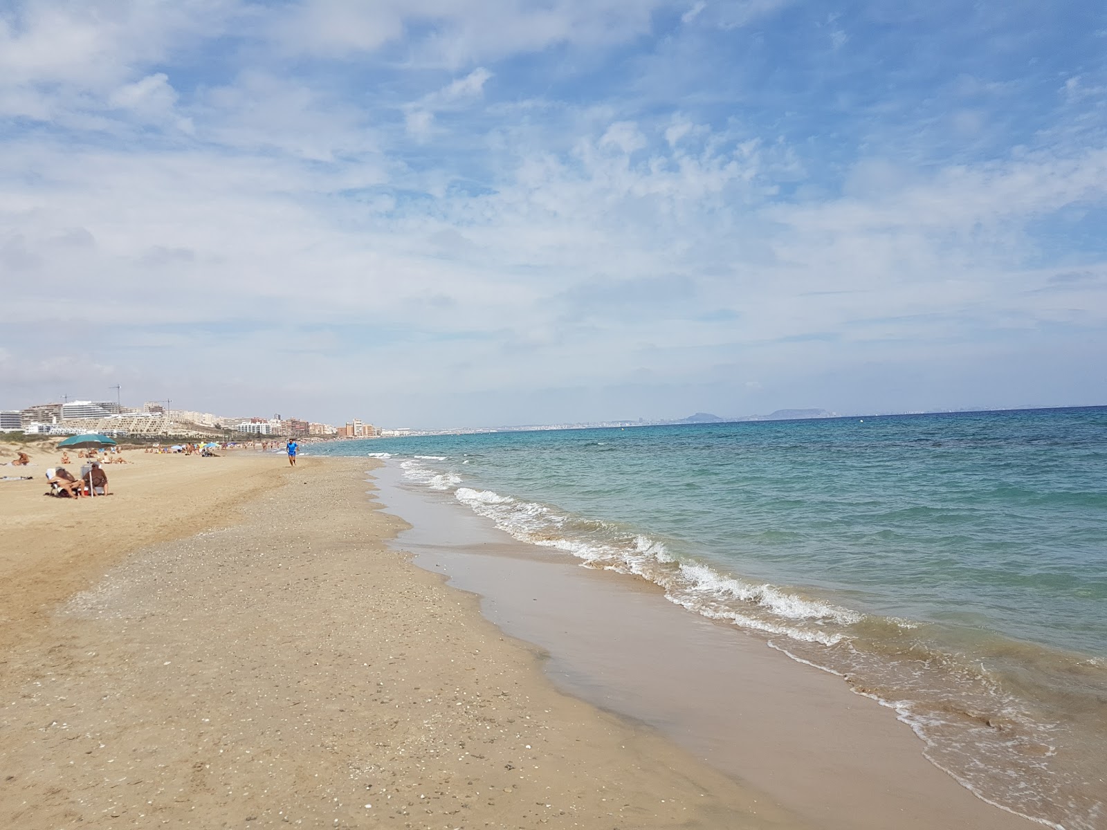 Foto di Playa del Carabassi con una superficie del sabbia marrone