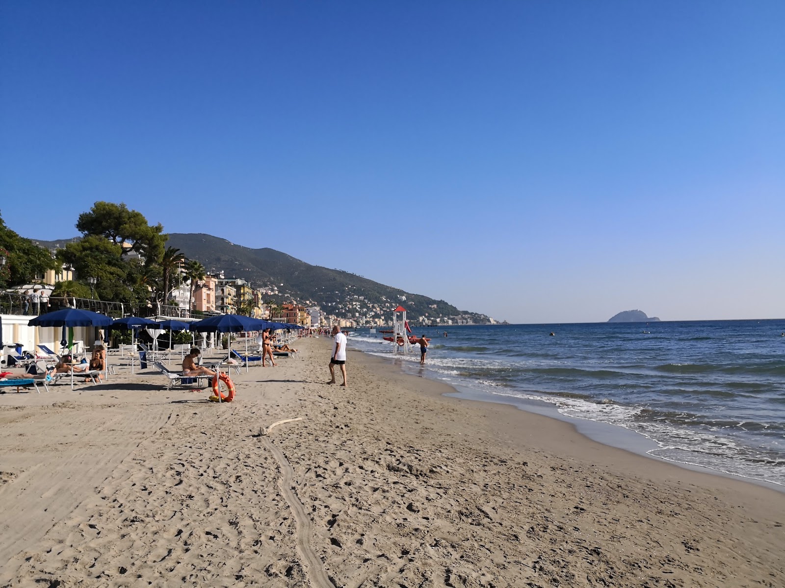 Foto von Spiaggia Attrezzata mit brauner sand Oberfläche