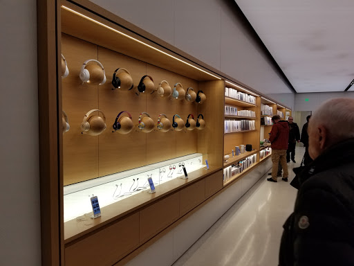 Computer Store «Apple Northbrook», reviews and photos, 1310 Northbrook Ct, Northbrook, IL 60062, USA