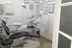 Las Palmeras Dental Clinic image