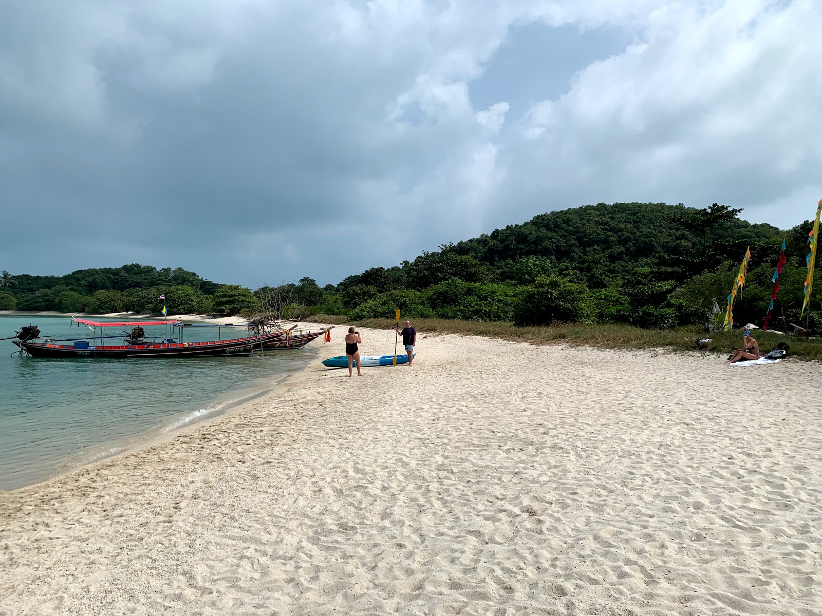 高密度海滩的照片 和它美丽的风景