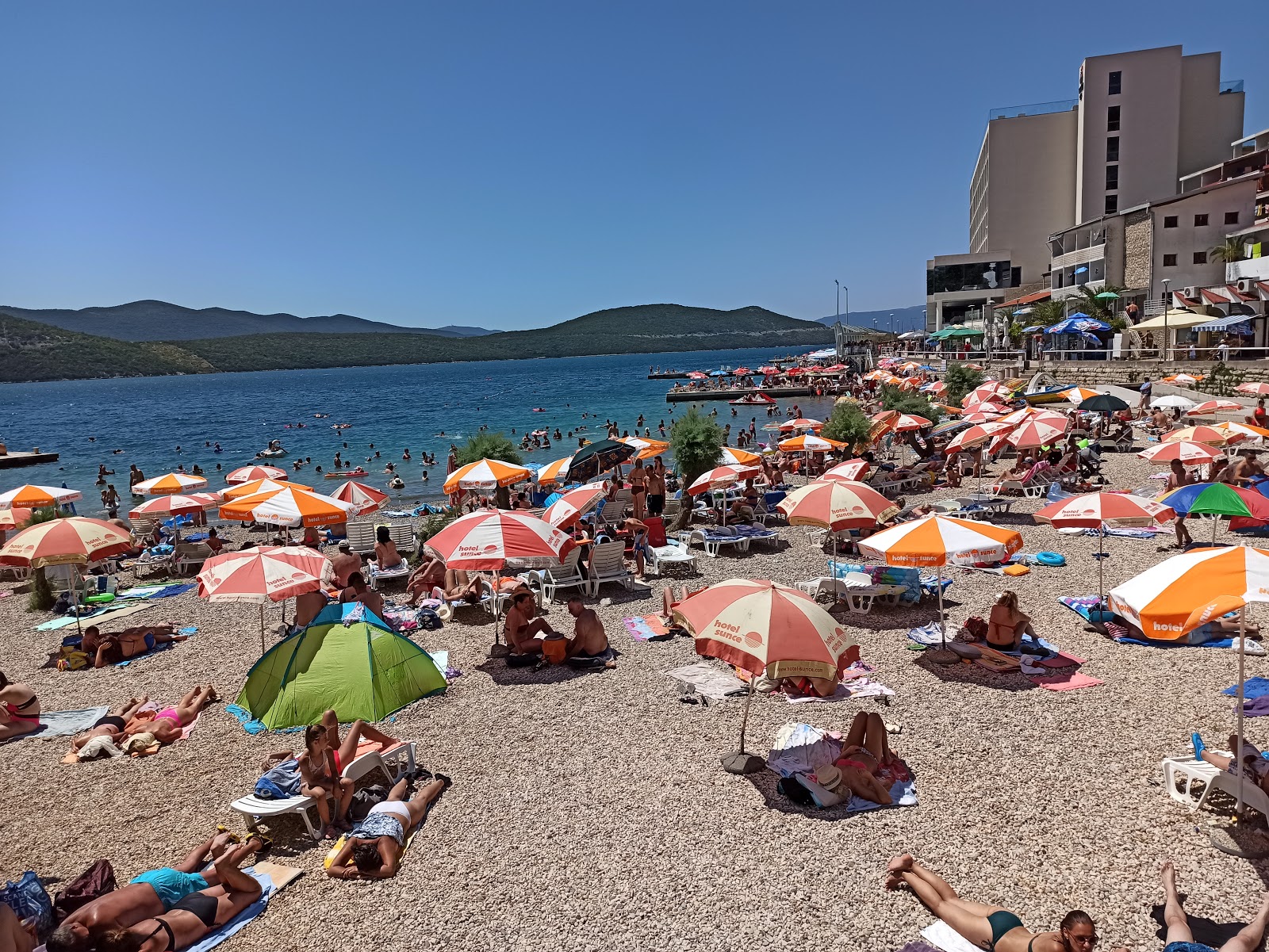 Φωτογραφία του Neum Beach υποστηρίζεται από βράχους