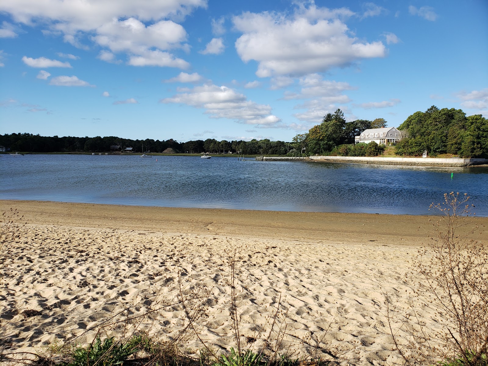 Foto von Onset Beach mit teilweise sauber Sauberkeitsgrad