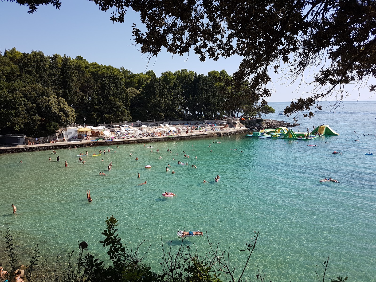 Foto von Drazica beach mit feiner grauer kies Oberfläche