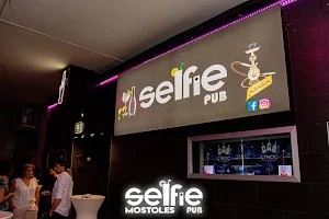 Selfie pub image