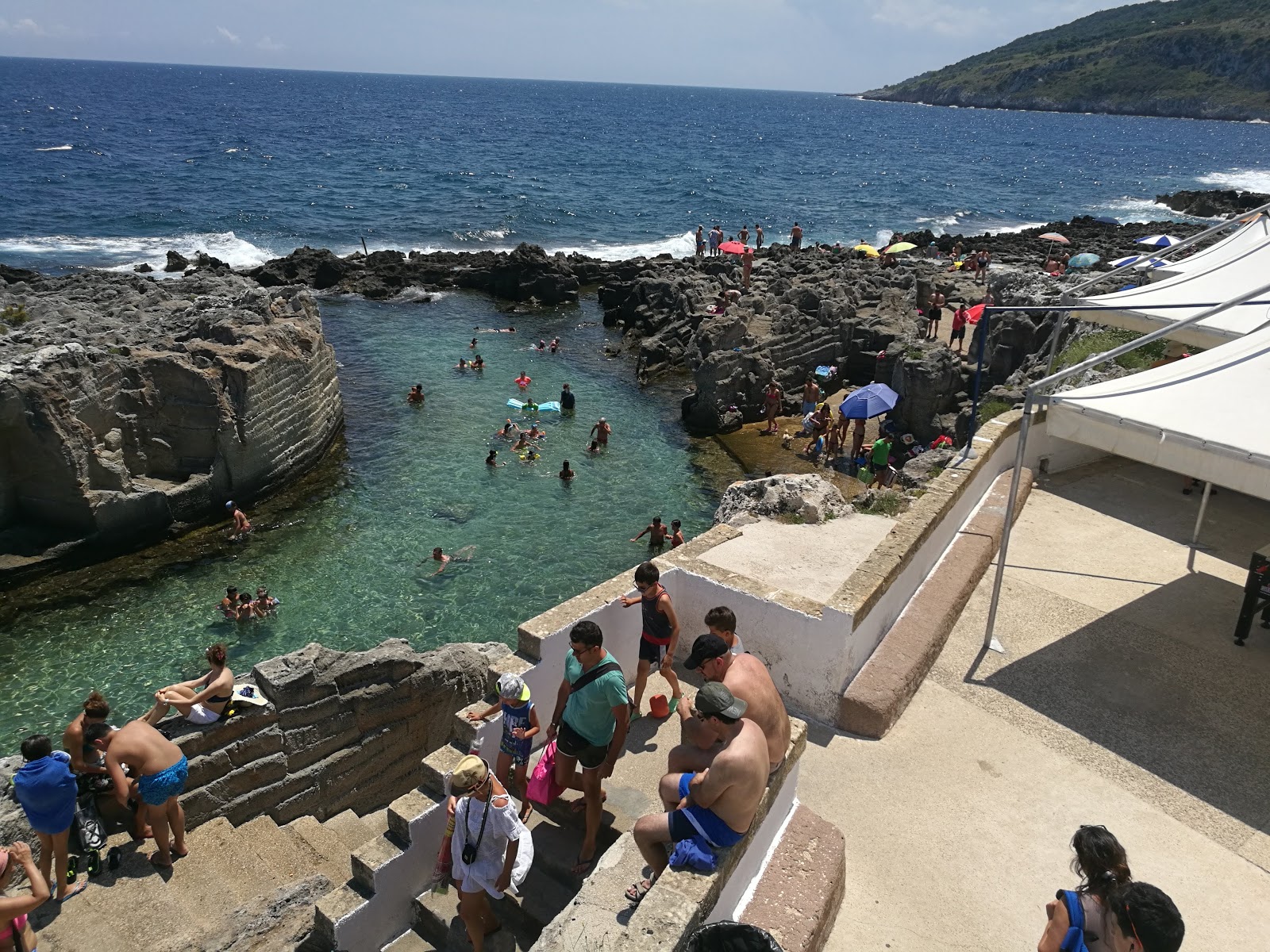 Foto de Spiaggia e Piscina Naturale di Marina Serra com pequena baía