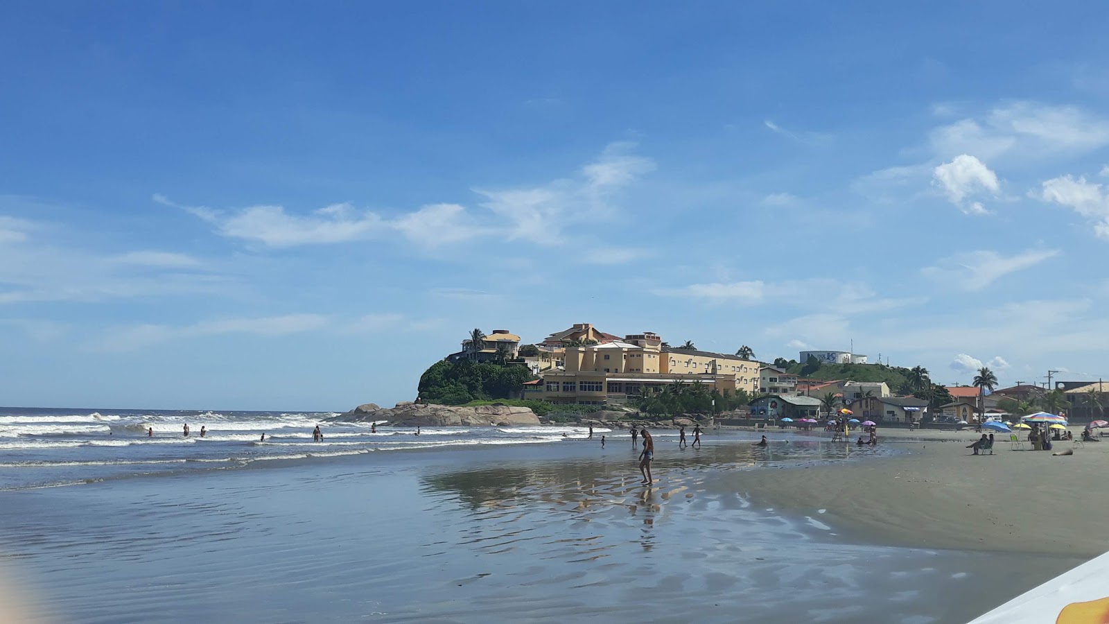 Foto de Praia do Sonho e o assentamento