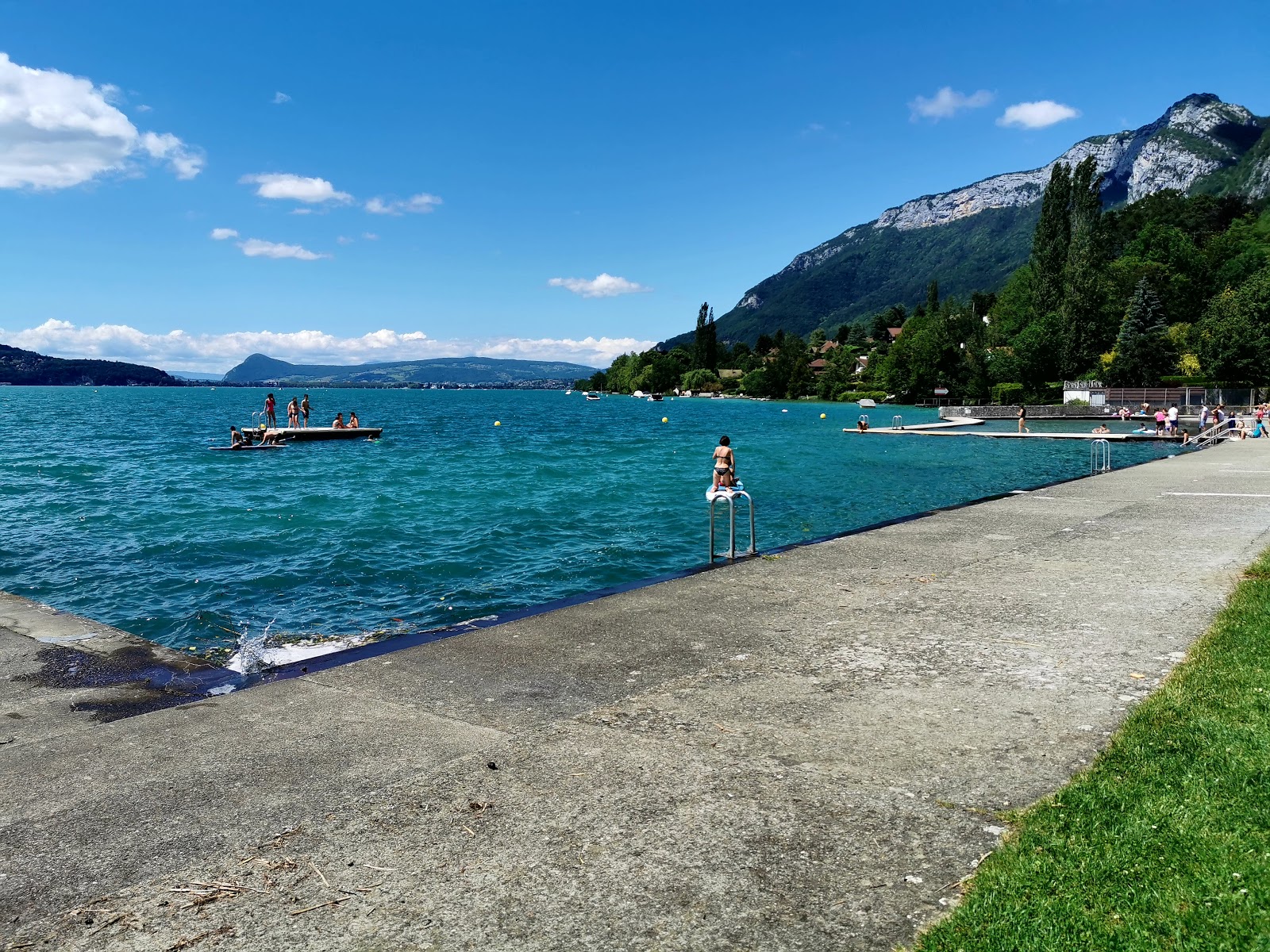 Foto von Plage de Menthon Saint Bernard mit betonierte fläche Oberfläche