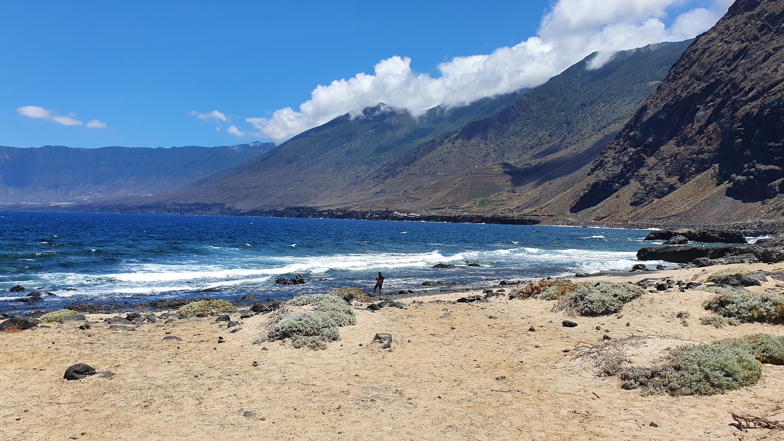 Foto di Playa de Arenas Blancas con una superficie del sabbia grigia e rocce