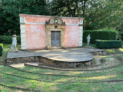 Le théâtre de verdure à Cormatin