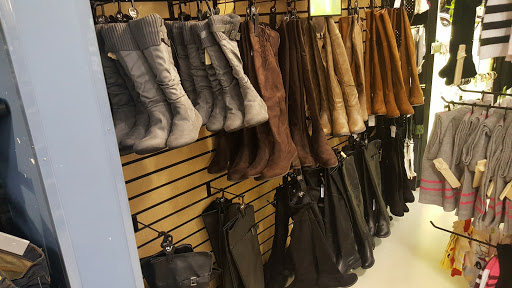 Shopping Mall «Lincoln City Outlets», reviews and photos, 1500 SE East Devils Lake Rd, Lincoln City, OR 97367, USA