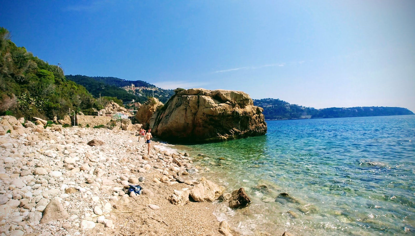 Zdjęcie Plage du Rocher z powierzchnią kamienie