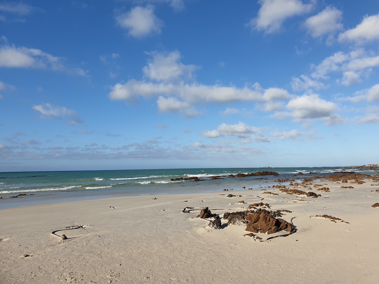 Foto di Franskraal beach con una superficie del sabbia luminosa