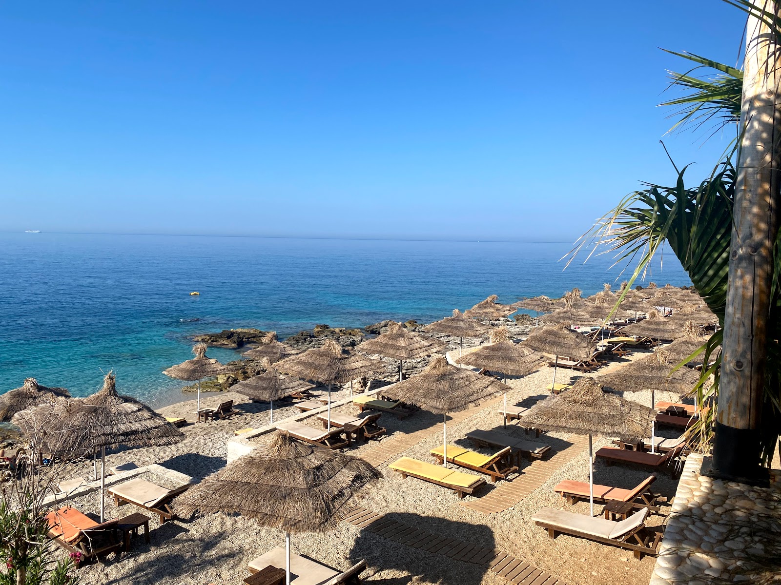 Empire Beach Resort'in fotoğrafı geniş bir kıyı şeridi ile birlikte