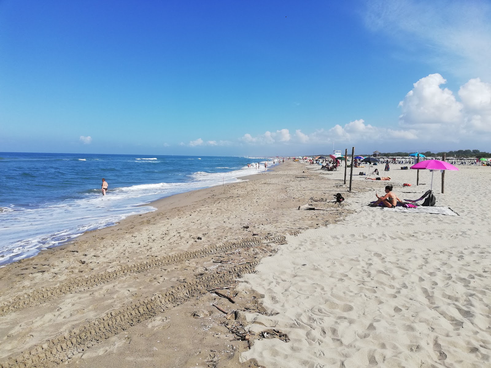 Fotografie cu Spiaggia di Vecchiano cu o suprafață de nisip strălucitor