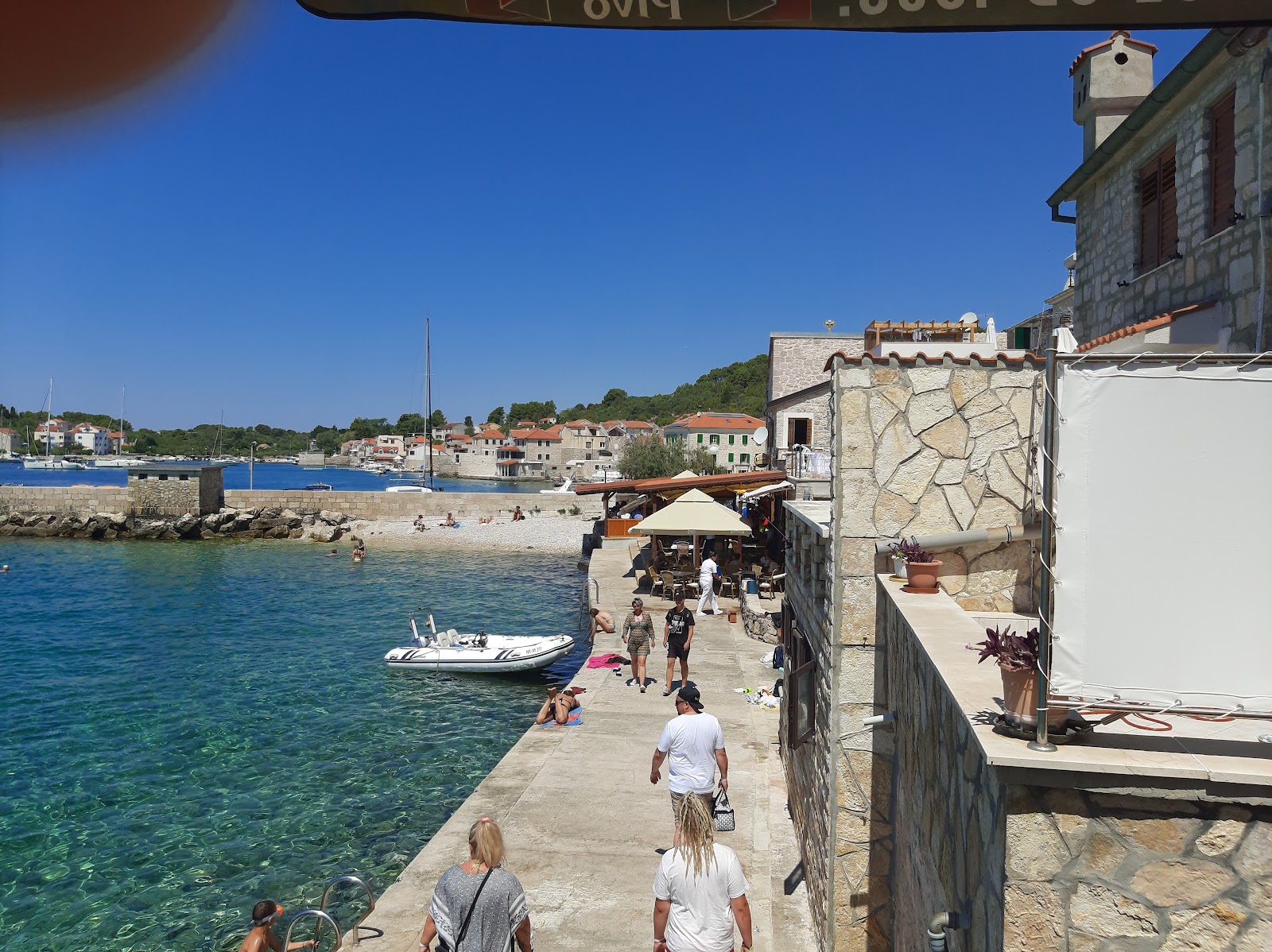 Foto von Prvis Luka Beach mit betonierte fläche Oberfläche