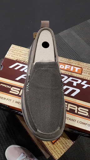 Shoe Store «DSW Designer Shoe Warehouse», reviews and photos, 520 E Waterfront Dr, Homestead, PA 15120, USA