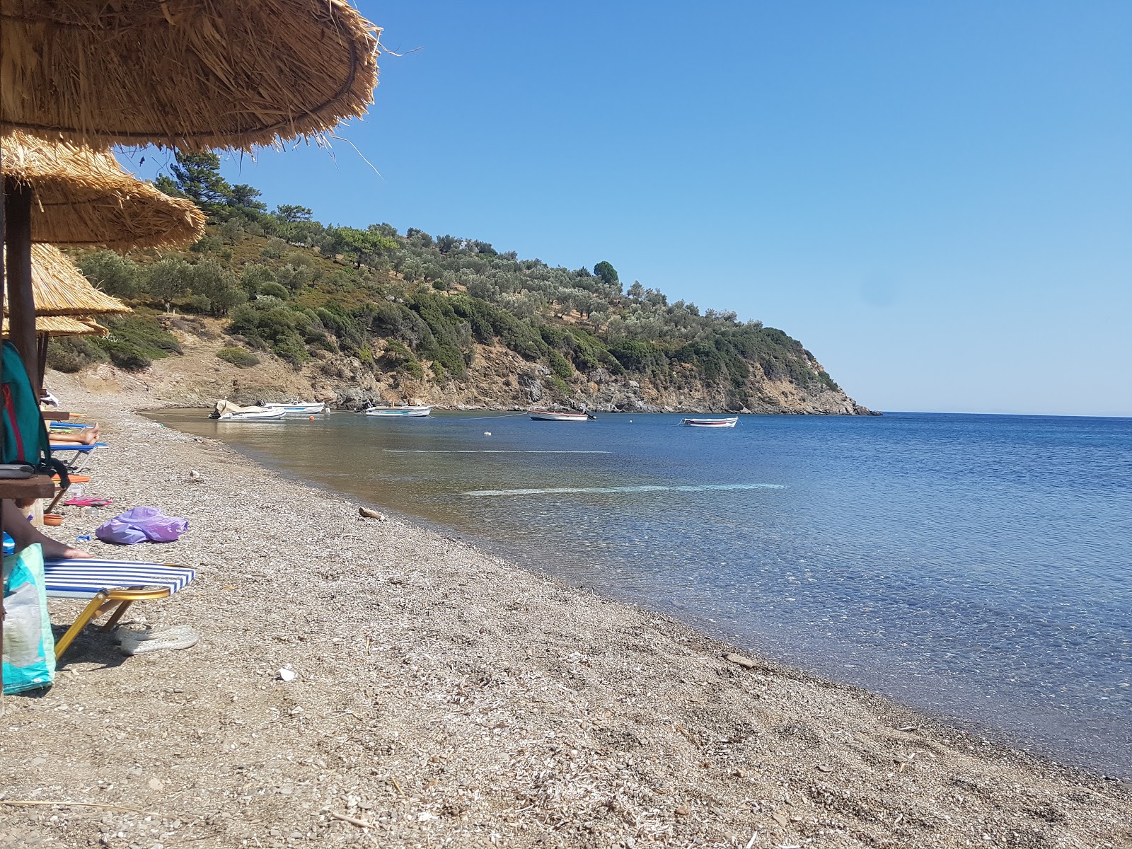 Foto van Paralia Ag. Ermogenis II met zand met kiezelstenen oppervlakte