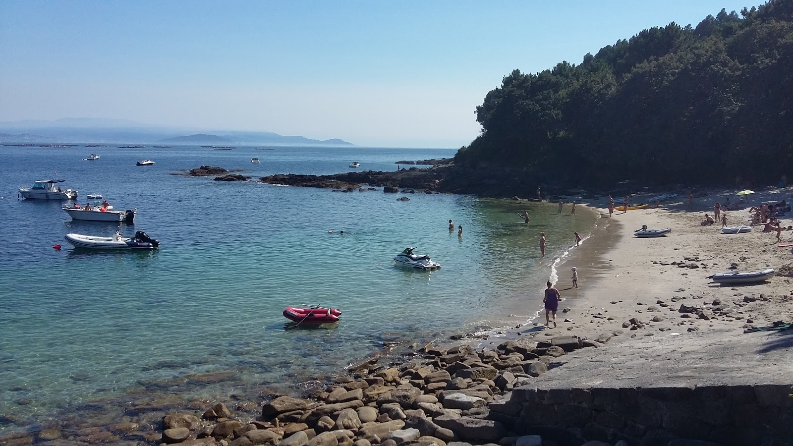 Foto di Praia de Temperan con una superficie del sabbia bianca