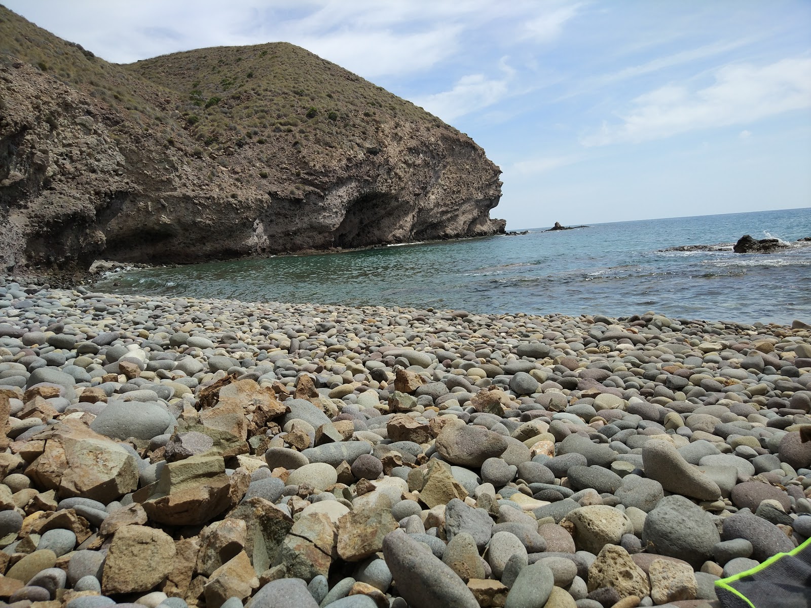 Cala los Mendrugos'in fotoğrafı mavi saf su yüzey ile