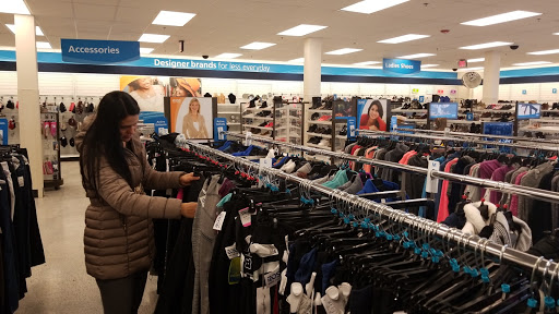 Clothing Store «Ross Dress for Less», reviews and photos, 581 Roosevelt Rd, Glen Ellyn, IL 60137, USA