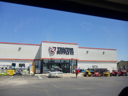 Tractor Supply Co., 710 NE US 24 HWY, Topeka, KS 66608, USA, 