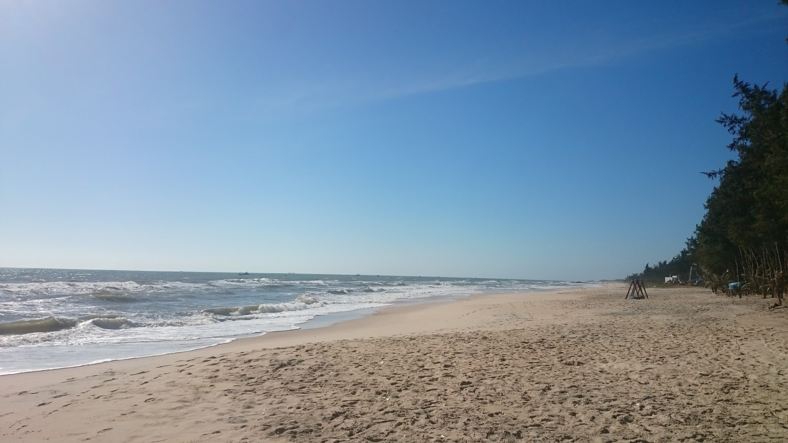 Foto de Aloha Phan Thiet Beach com areia brilhante superfície