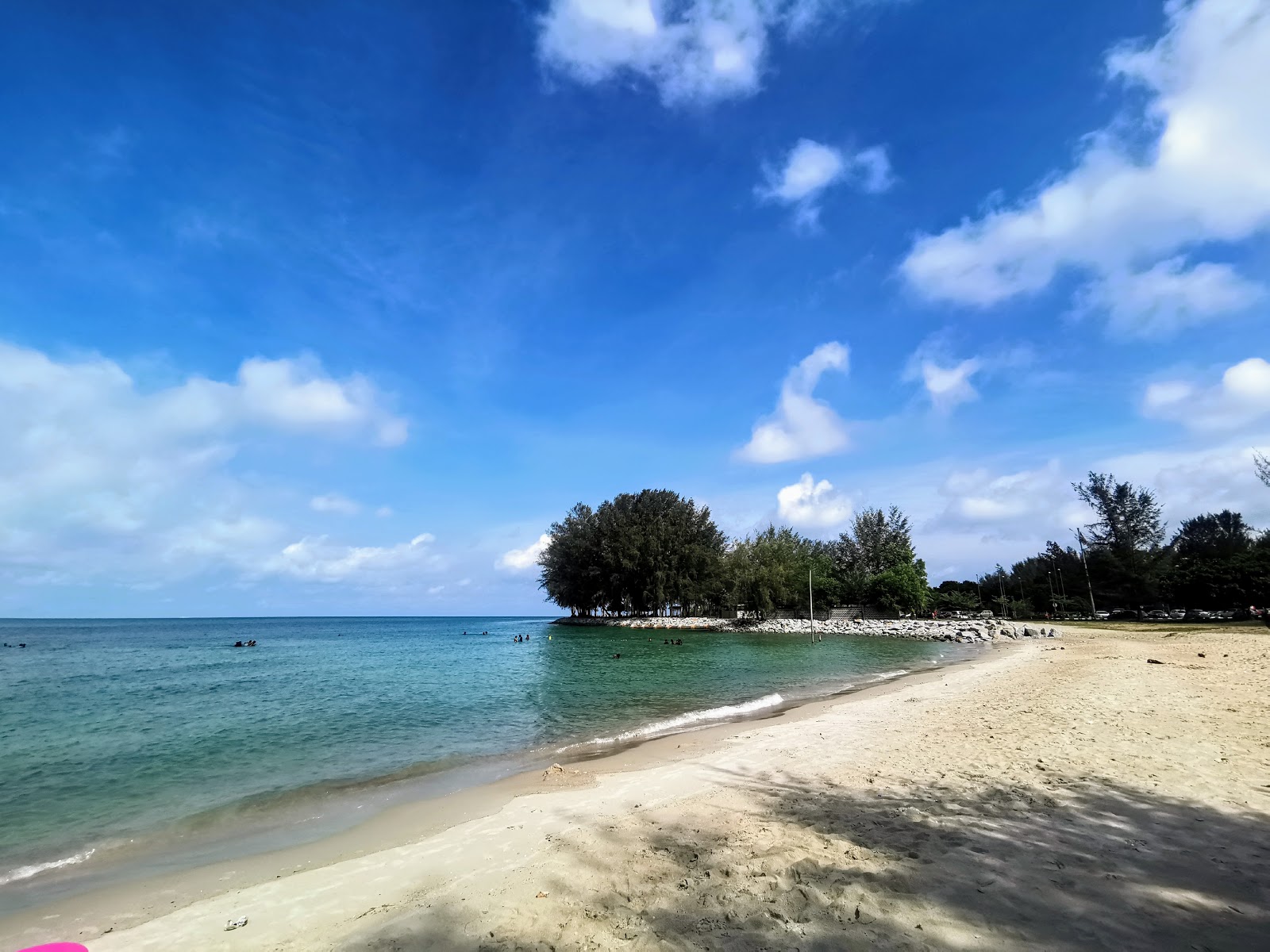 Cahaya Negeri beach'in fotoğrafı parlak kum yüzey ile