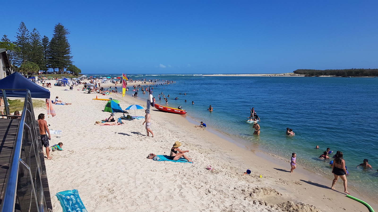 Fotografija Bulcock Beach z svetel fin pesek površino