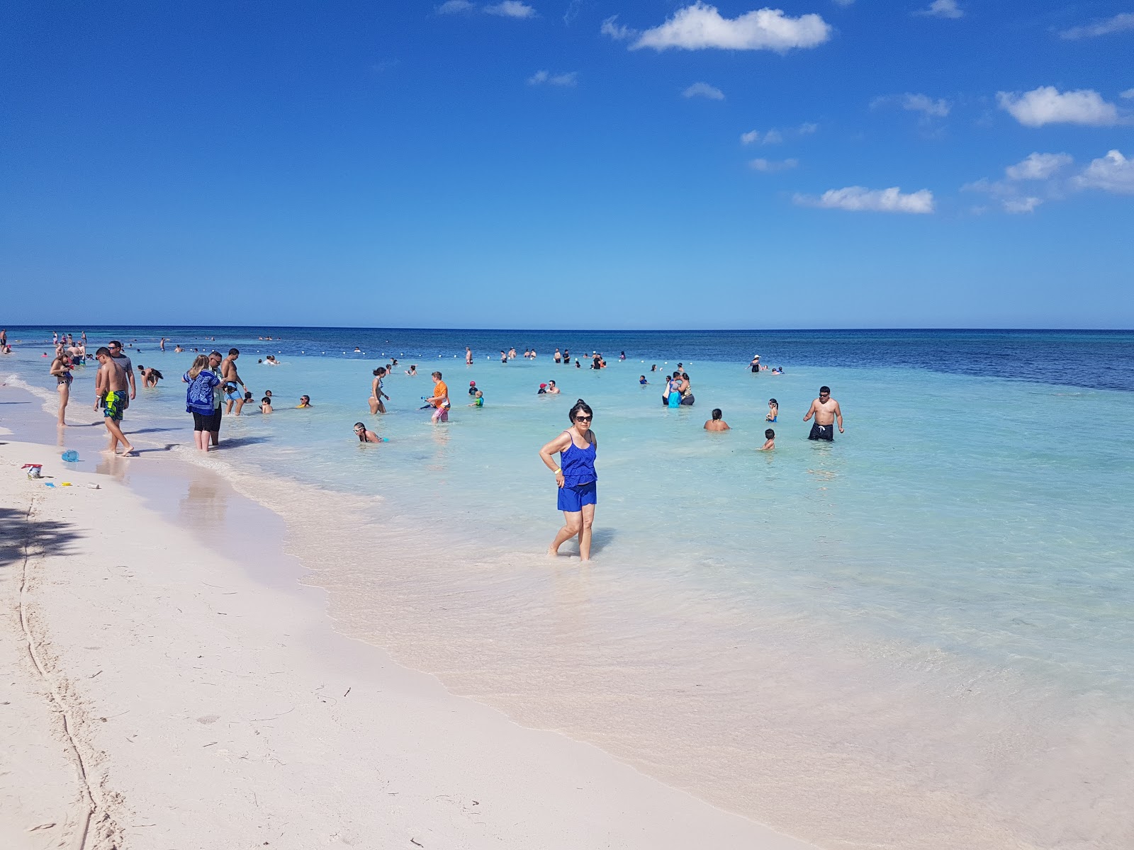 Foto van Blue Waters Beach met turquoise puur water oppervlakte