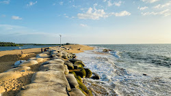Photo de Chilaw Sand Spits Beach avec rivage droit, long