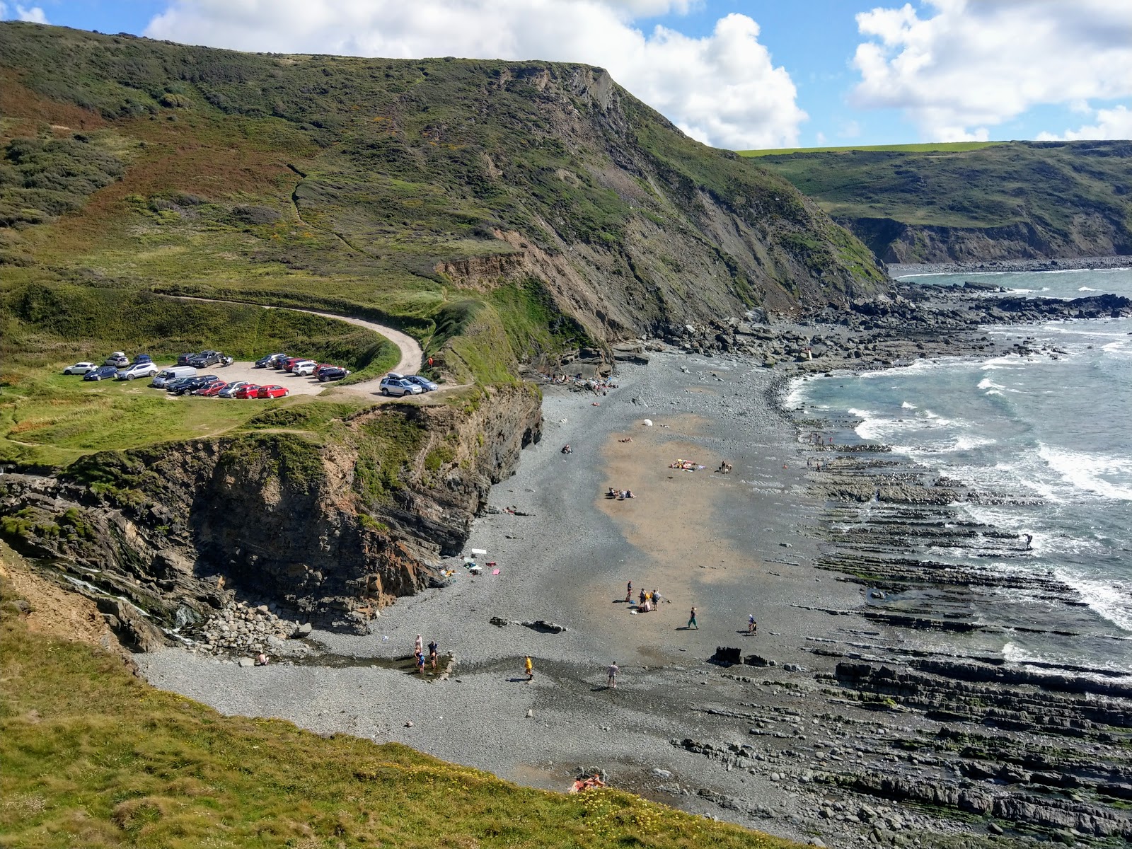 Foto di Welcombe Mouth beach con una superficie del sabbia beige e rocce