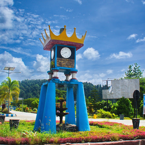 Pembuat Monumen di Kabupaten Raja Ampat: Menyingkap Pesona Tugu Jam Mahkota dan Tugu Injil OnPenuw