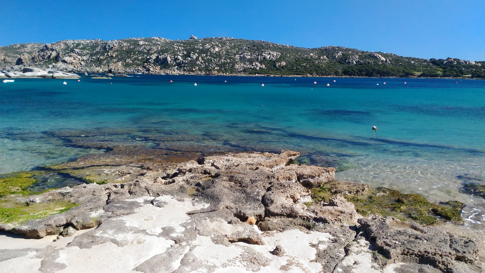Foto von Colonne Romane Beach umgeben von Bergen