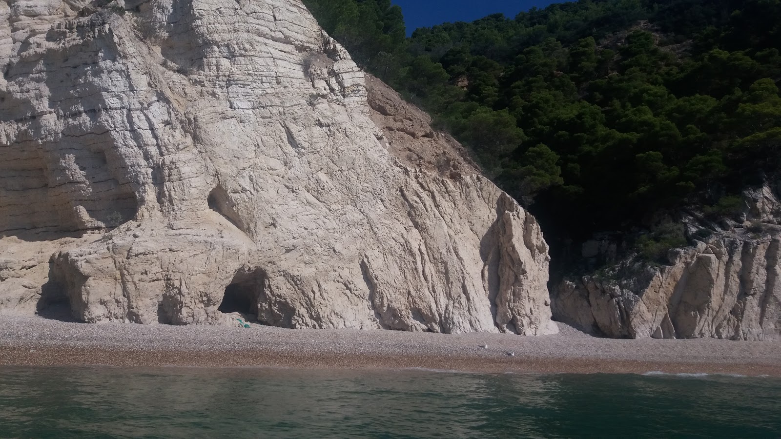 Baia Rossa'in fotoğrafı hafif ince çakıl taş yüzey ile