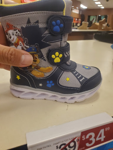 Shoe Store «Famous Footwear», reviews and photos, 1724 E Washington Ave, Union Gap, WA 98903, USA