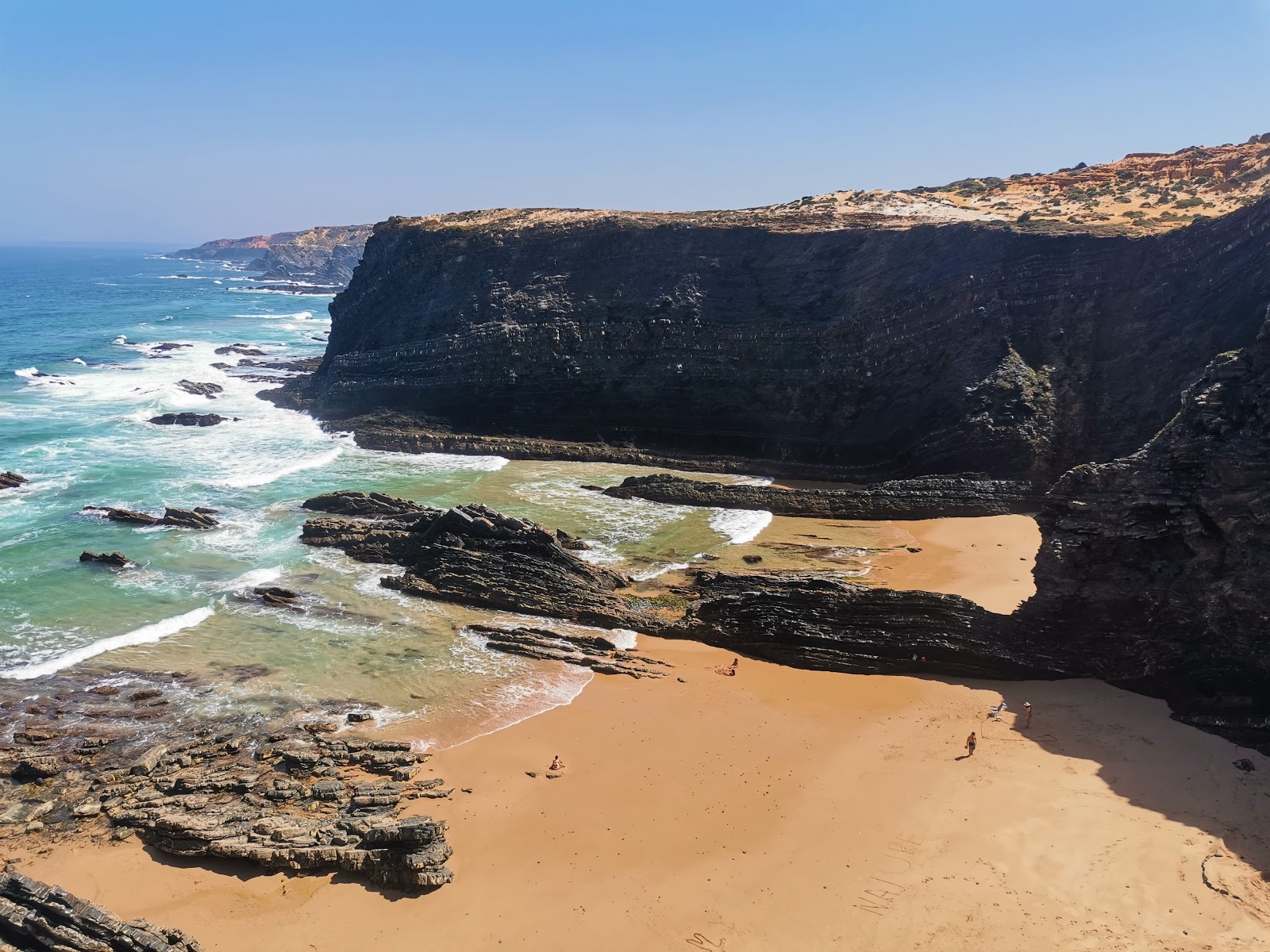 Φωτογραφία του Cavaleiro Beach υποστηρίζεται από βράχους