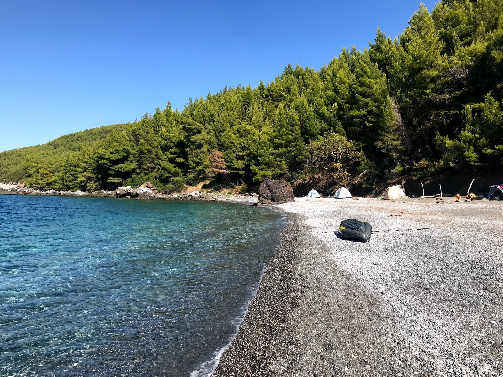 Foto av Karbouna beach med grå fin sten yta
