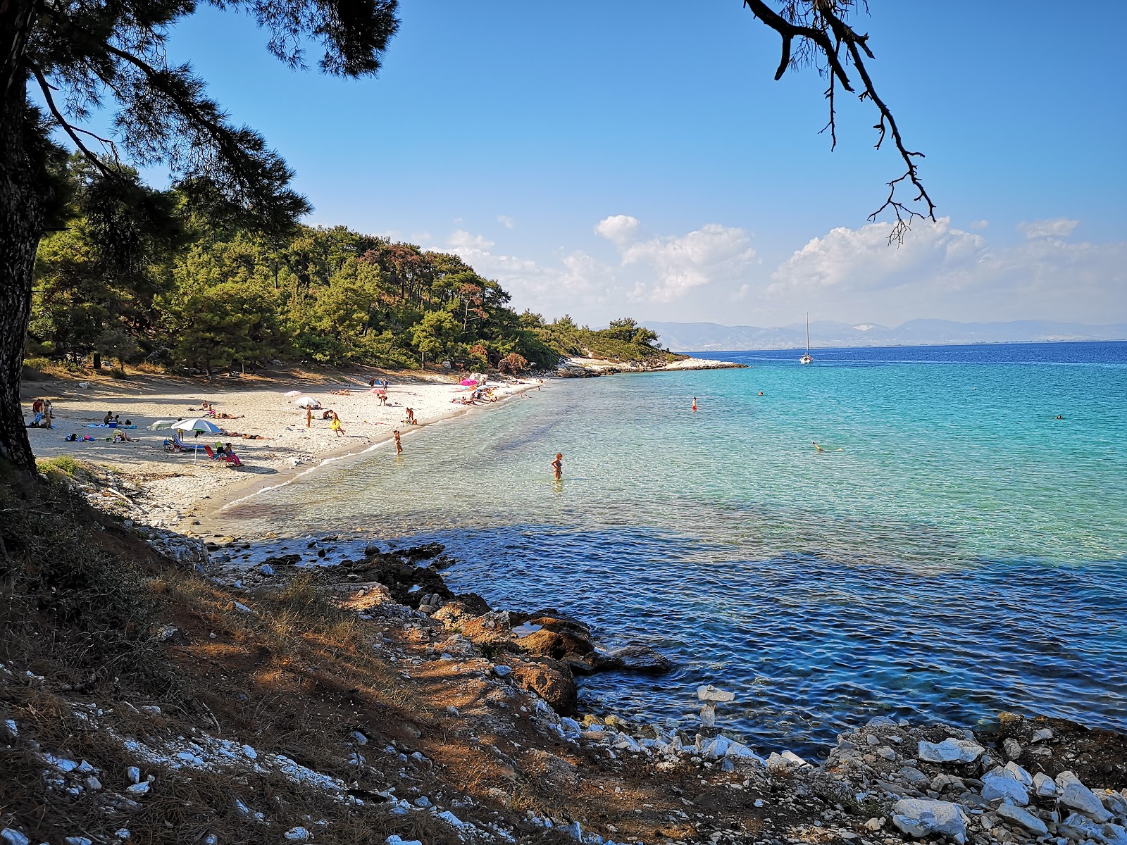 Zdjęcie Glikadi beach z powierzchnią biały drobny piasek