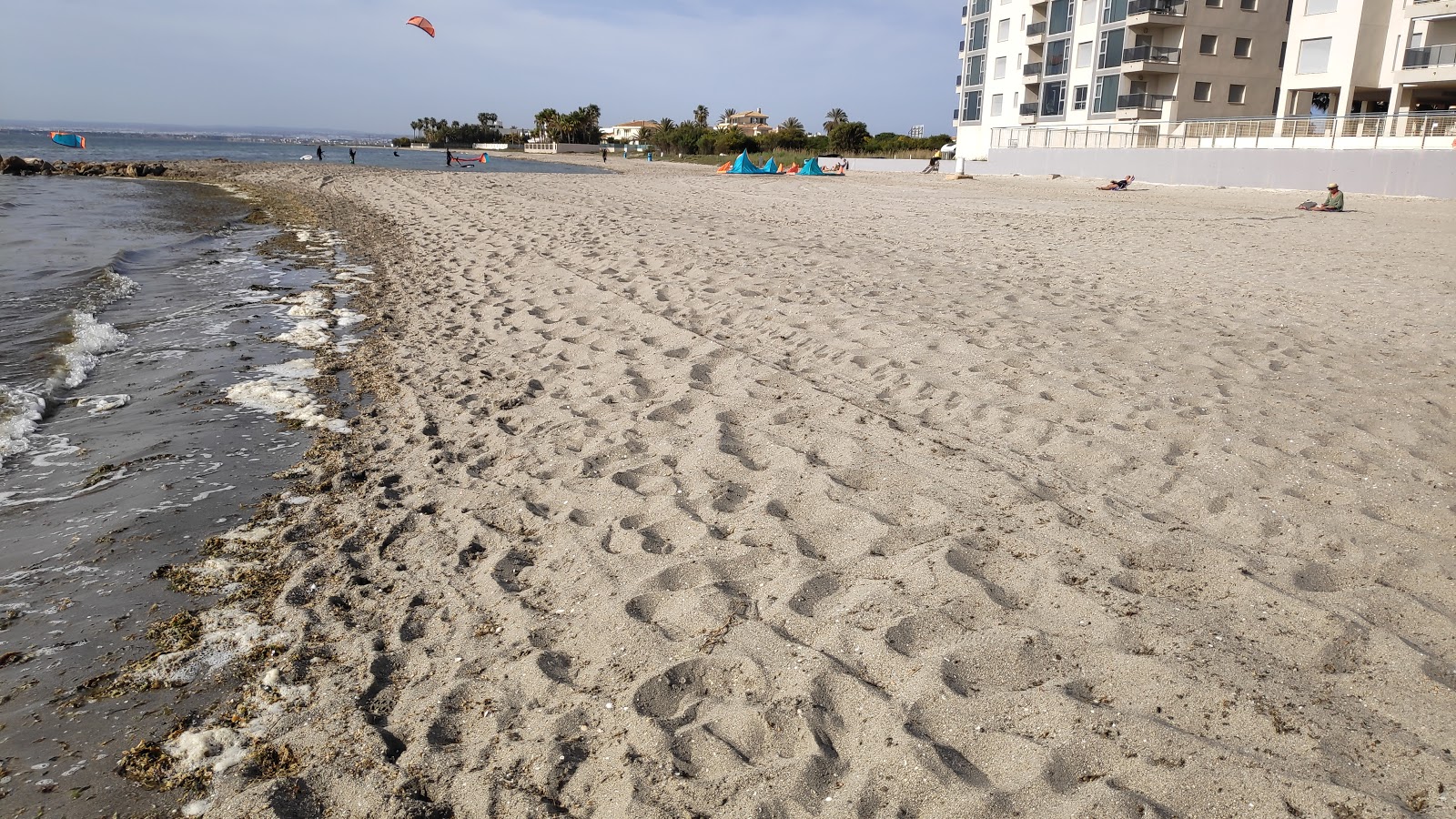 Fotografie cu Veneziola Beach cu nivelul de curățenie înalt