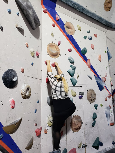 Rock Climbing Gym «Hangar 18 Indoor Climbing Gym - Long Beach», reviews and photos, 2599 E Willow St, Signal Hill, CA 90755, USA