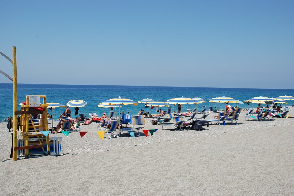 Foto di Pezzalonga beach con parzialmente pulito livello di pulizia