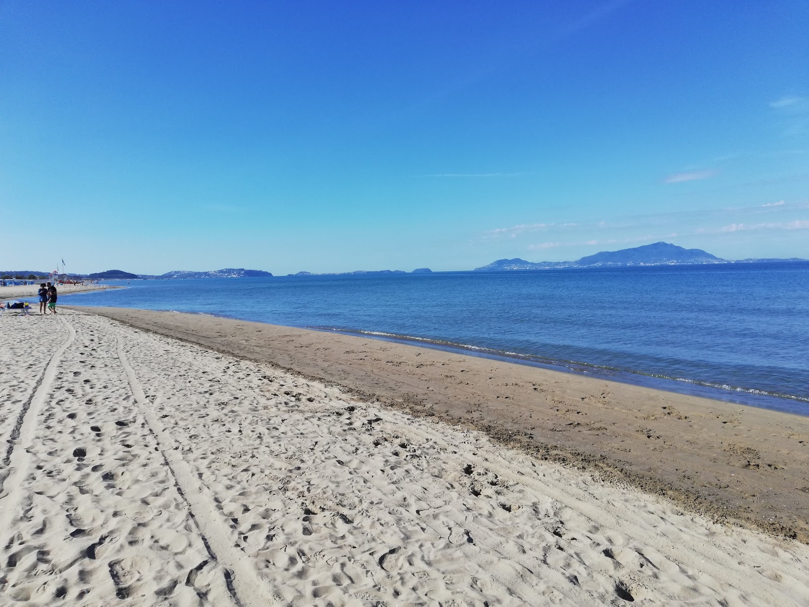 Foto di Spiaggia Kami (Lido di Licola) - luogo popolare tra gli intenditori del relax
