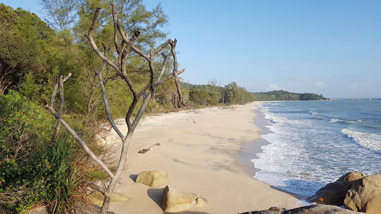 Fotografija Pelindung Beach z svetel pesek površino