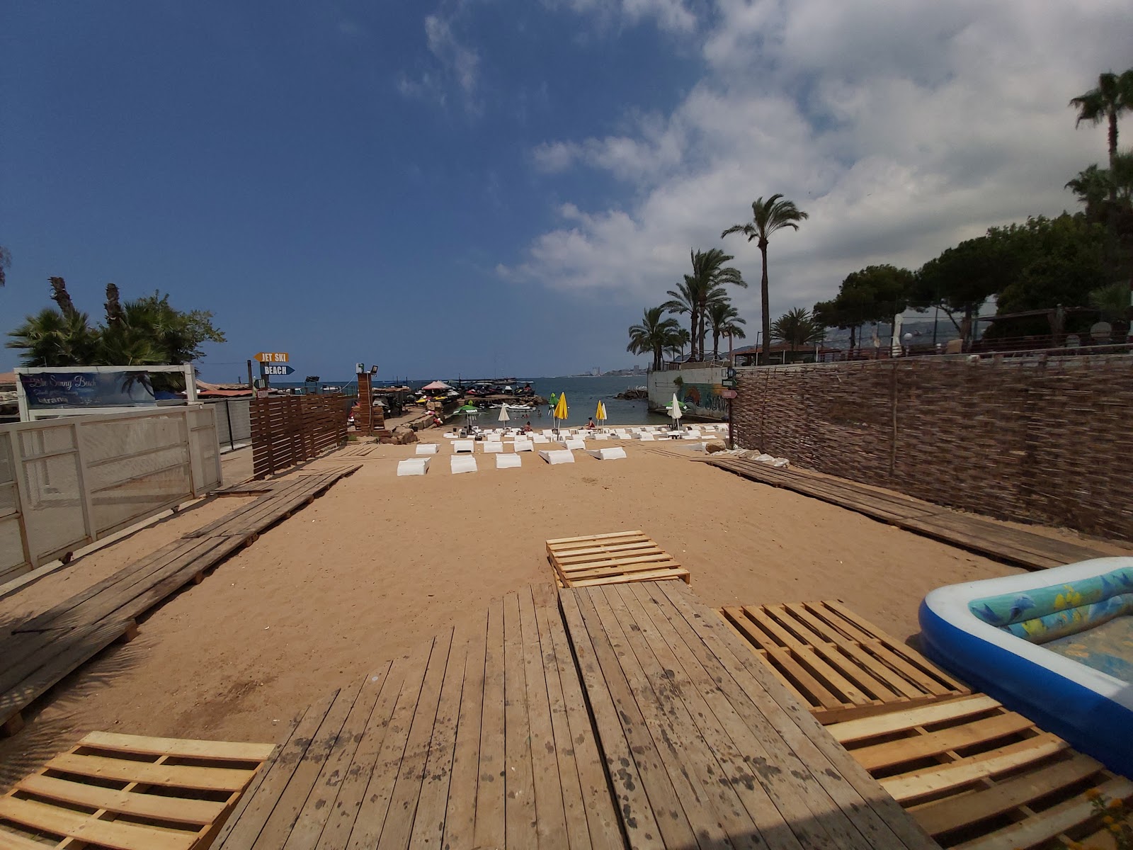 Foto von Blue sunny Beach mit beiger sand Oberfläche