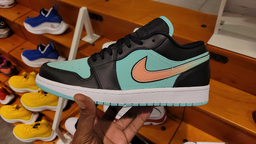 Sporting Goods Store «Champs Sports», reviews and photos, 1189 Glendale Galleria, Glendale, CA 91210, USA