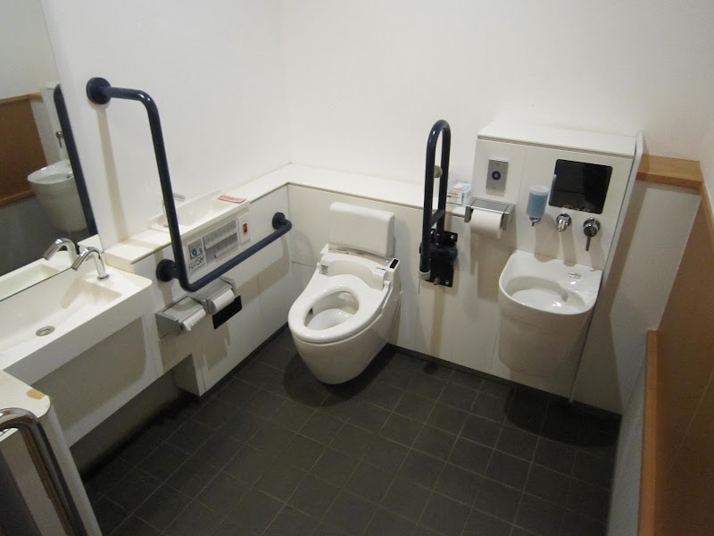 円覚寺境内トイレ